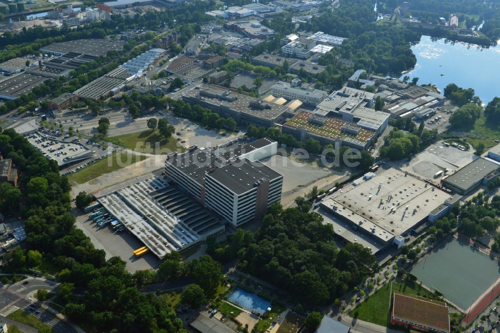 Berlin Spandau aus der Vogelperspektive: Werksgelände der Bayerische Motoren Werke / BMW AG Motorrad Werk Am Juliusturm in Berlin - Spandau