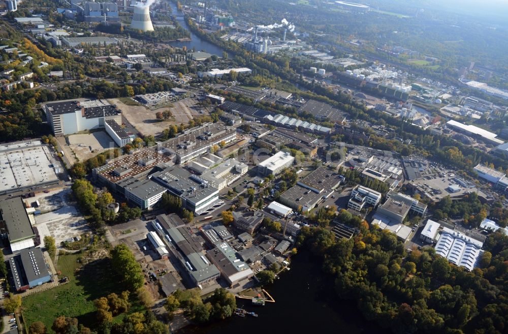 Berlin von oben - Werksgelände der Bayerische Motoren Werke / BMW AG Motorrad Werk Am Juliusturm in Berlin - Spandau