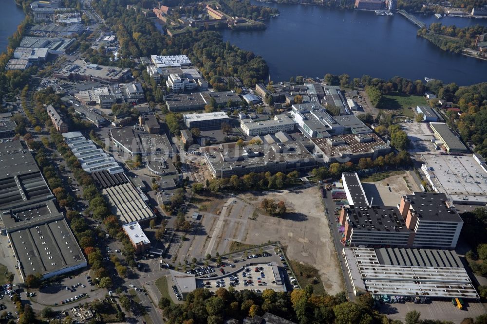 Berlin von oben - Werksgelände der Bayerische Motoren Werke / BMW AG Motorrad Werk Am Juliusturm in Berlin - Spandau