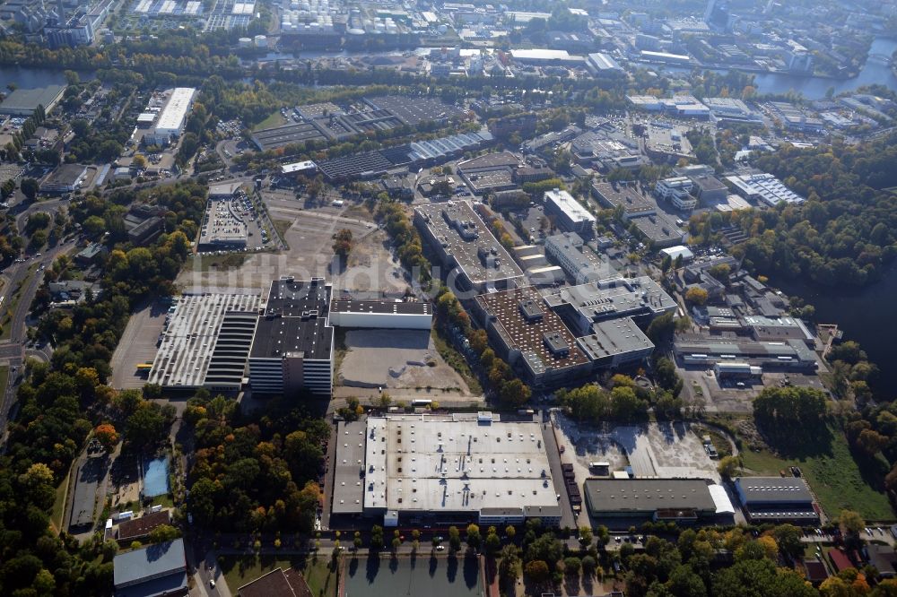 Berlin von oben - Werksgelände der Bayerische Motoren Werke / BMW AG Motorrad Werk Am Juliusturm in Berlin - Spandau