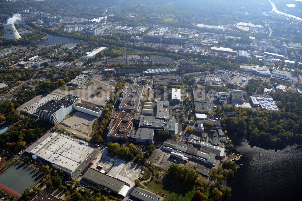 Berlin aus der Vogelperspektive: Werksgelände der Bayerische Motoren Werke / BMW AG Motorrad Werk Am Juliusturm in Berlin - Spandau