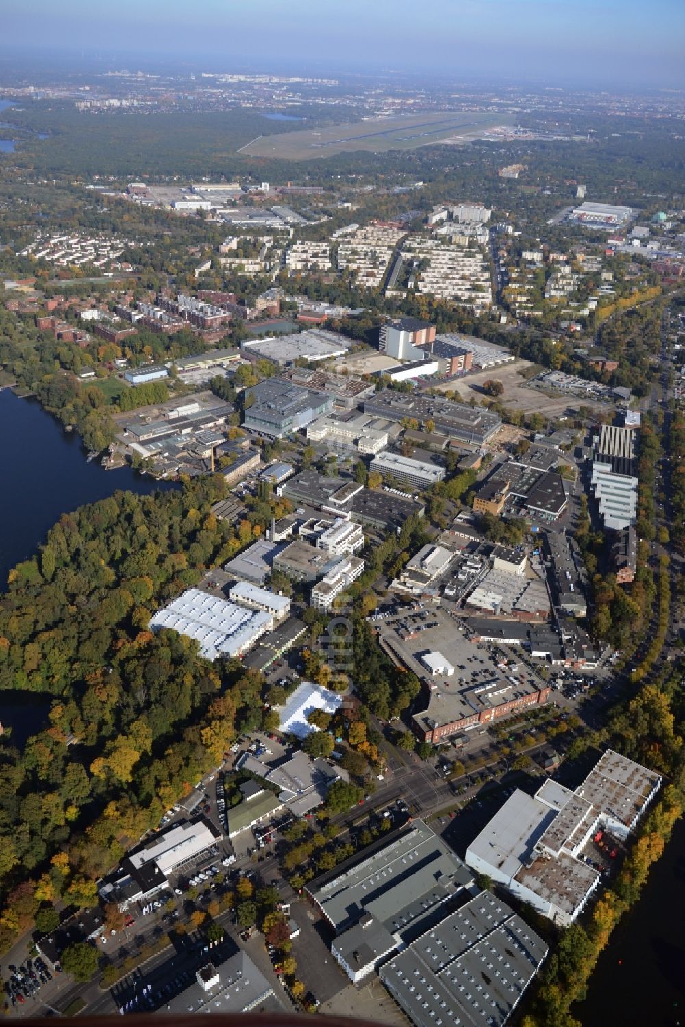 Berlin von oben - Werksgelände der Bayerische Motoren Werke / BMW AG Motorrad Werk Am Juliusturm in Berlin - Spandau