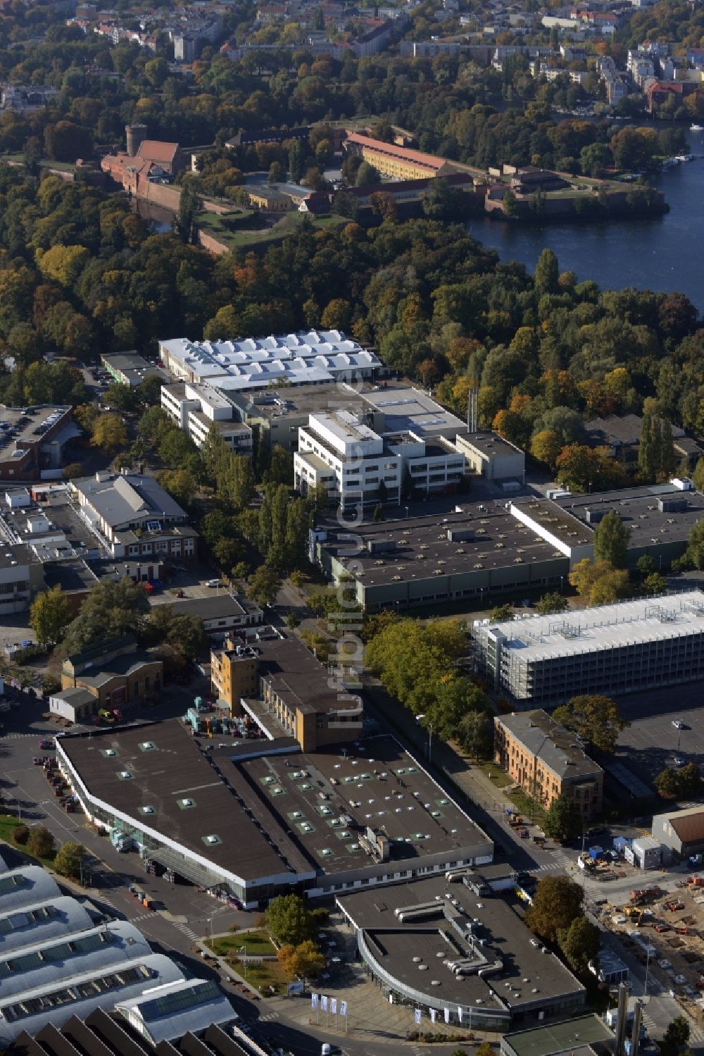 Berlin von oben - Werksgelände der Bayerische Motoren Werke / BMW AG Motorrad Werk Am Juliusturm in Berlin - Spandau