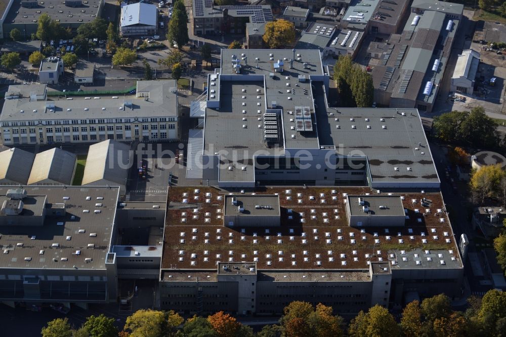 Berlin von oben - Werksgelände der Bayerische Motoren Werke / BMW AG Motorrad Werk Am Juliusturm in Berlin - Spandau