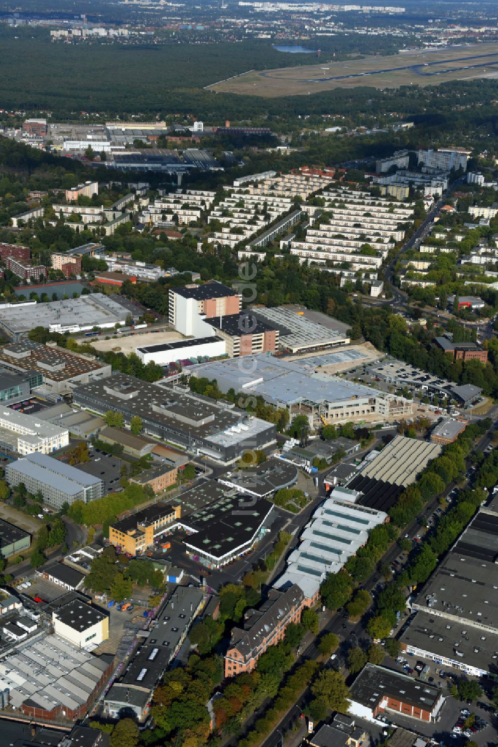 Luftaufnahme Berlin - Werksgelände der Bayerische Motoren Werke / BMW AG Motorrad Werk Am Juliusturm im Ortsteil Spandau in Berlin, Deutschland