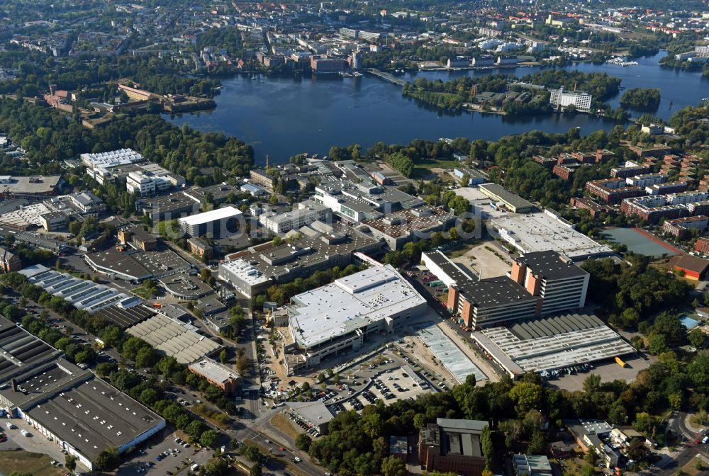 Luftaufnahme Berlin - Werksgelände der Bayerische Motoren Werke / BMW AG Motorrad Werk Am Juliusturm im Ortsteil Spandau in Berlin, Deutschland