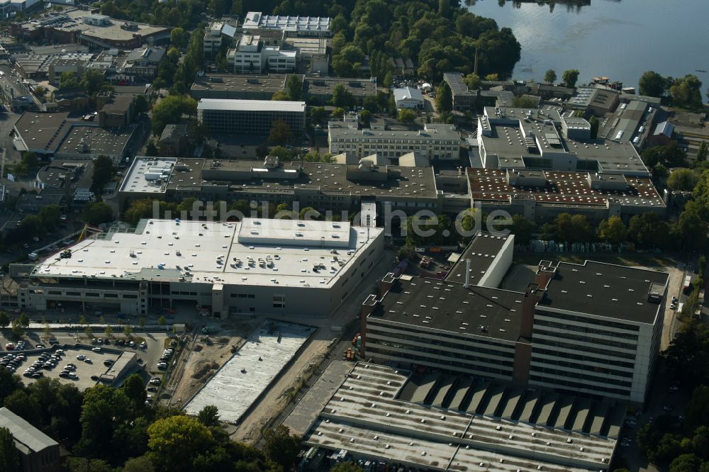 Luftaufnahme Berlin - Werksgelände der Bayerische Motoren Werke / BMW AG Motorrad Werk Am Juliusturm im Ortsteil Spandau in Berlin, Deutschland