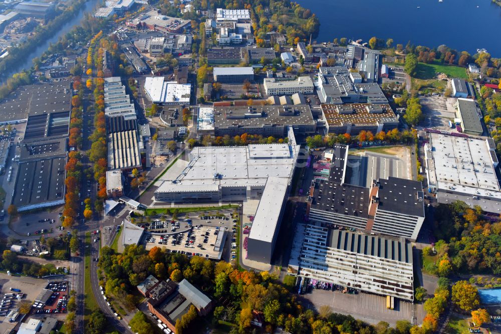 Luftaufnahme Berlin - Werksgelände der Bayerische Motoren Werke / BMW AG Motorrad Werk Am Juliusturm im Ortsteil Spandau in Berlin, Deutschland