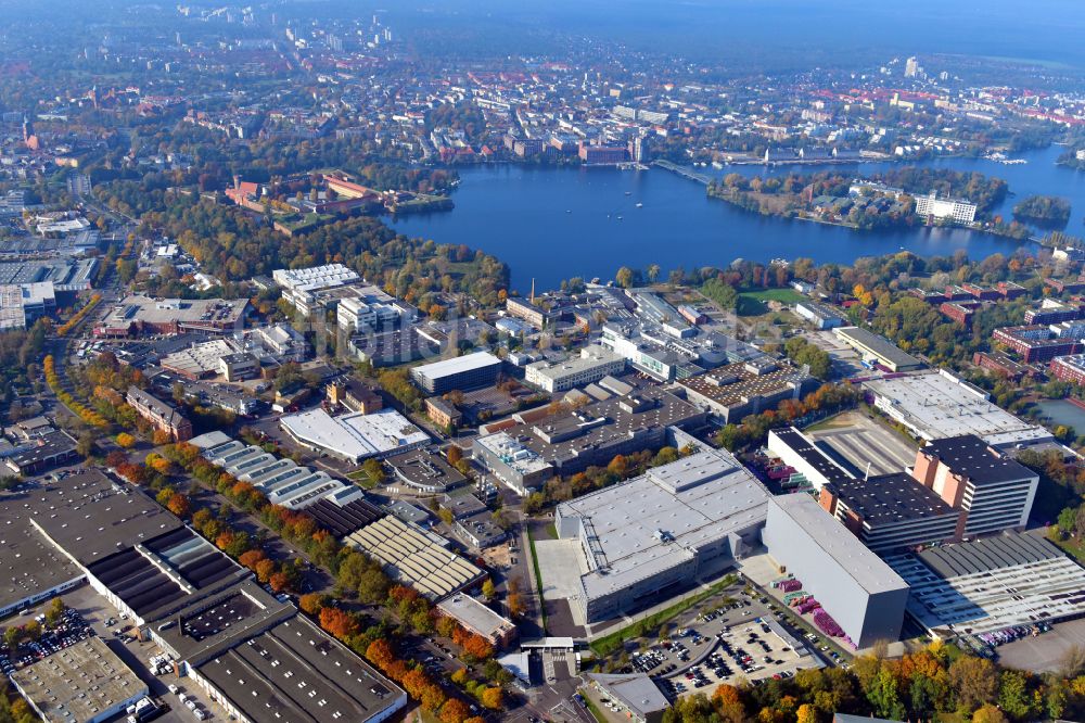 Luftbild Berlin - Werksgelände der Bayerische Motoren Werke / BMW AG Motorrad Werk Am Juliusturm im Ortsteil Spandau in Berlin, Deutschland