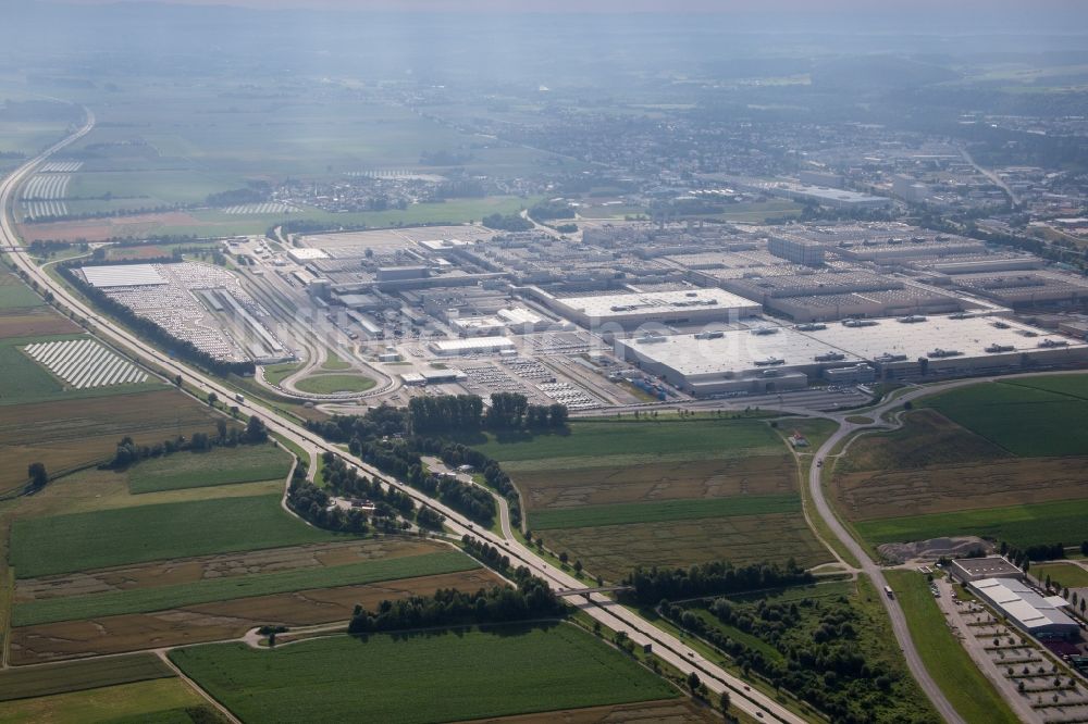 Dingolfing aus der Vogelperspektive: Werksgelände der BMW Werke in Dingolfing im Bundesland Bayern