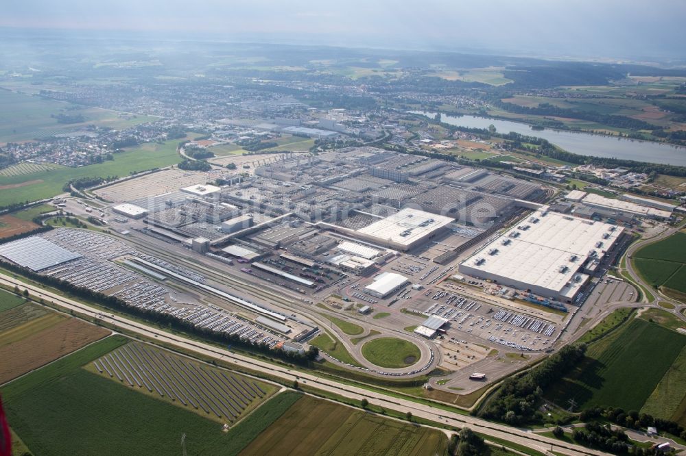 Dingolfing aus der Vogelperspektive: Werksgelände der BMW Werke in Dingolfing im Bundesland Bayern