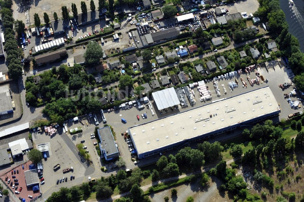 Berlin aus der Vogelperspektive: Werksgelände der Bäthge Baustoffe GmbH & Co. KG Am Juliusturm im Ortsteil Spandau in Berlin, Deutschland