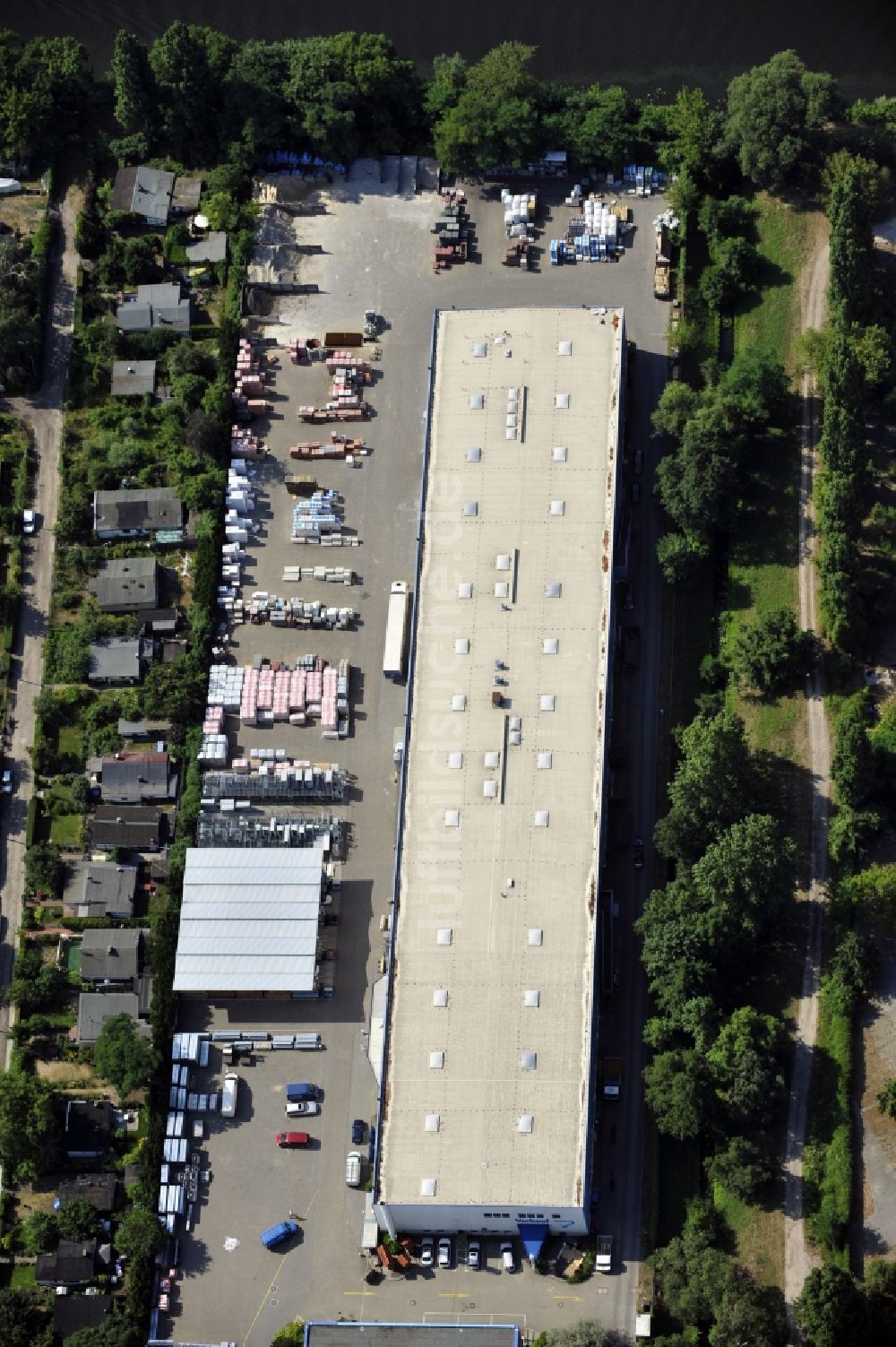 Berlin aus der Vogelperspektive: Werksgelände der Bäthge Baustoffe GmbH & Co. KG Am Juliusturm im Ortsteil Spandau in Berlin, Deutschland