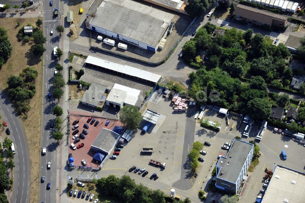 Luftaufnahme Berlin - Werksgelände der Bäthge Baustoffe GmbH & Co. KG Am Juliusturm im Ortsteil Spandau in Berlin, Deutschland