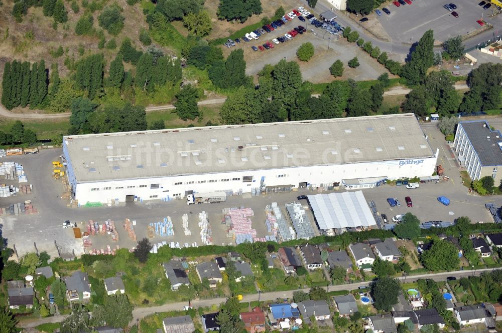 Berlin aus der Vogelperspektive: Werksgelände der Bäthge Baustoffe GmbH & Co. KG Am Juliusturm im Ortsteil Spandau in Berlin, Deutschland