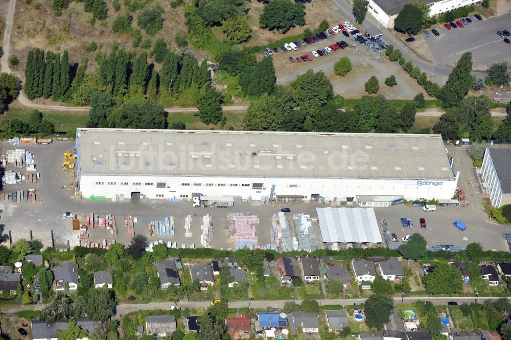 Luftbild Berlin - Werksgelände der Bäthge Baustoffe GmbH & Co. KG Am Juliusturm im Ortsteil Spandau in Berlin, Deutschland