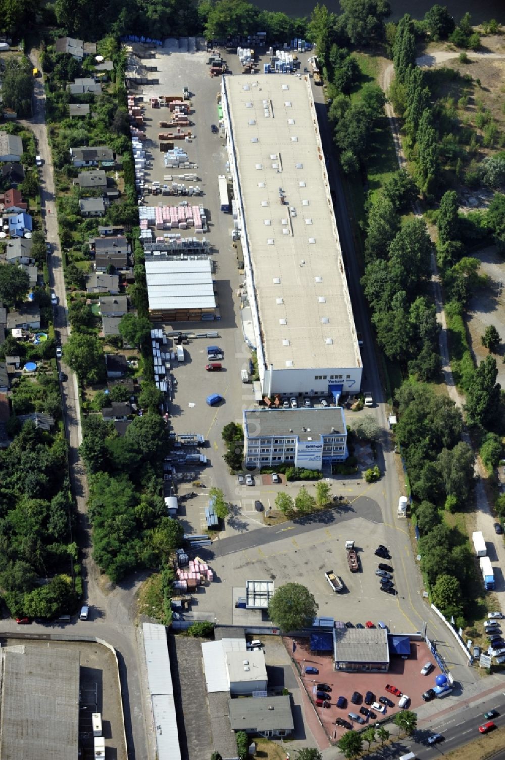 Berlin von oben - Werksgelände der Bäthge Baustoffe GmbH & Co. KG Am Juliusturm im Ortsteil Spandau in Berlin, Deutschland