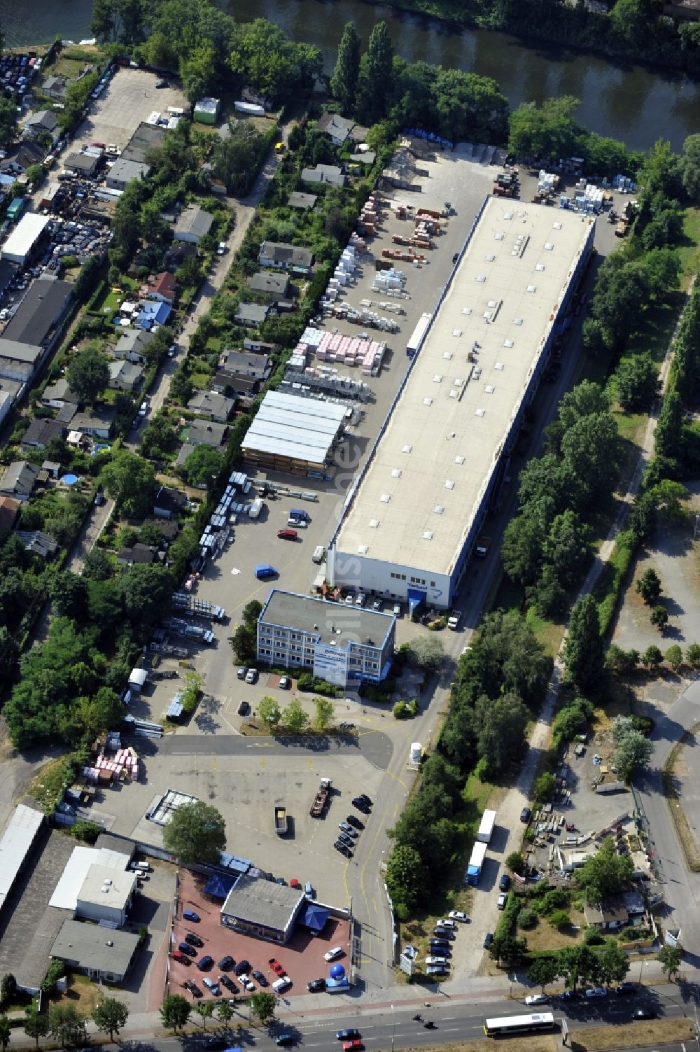 Berlin aus der Vogelperspektive: Werksgelände der Bäthge Baustoffe GmbH & Co. KG Am Juliusturm im Ortsteil Spandau in Berlin, Deutschland