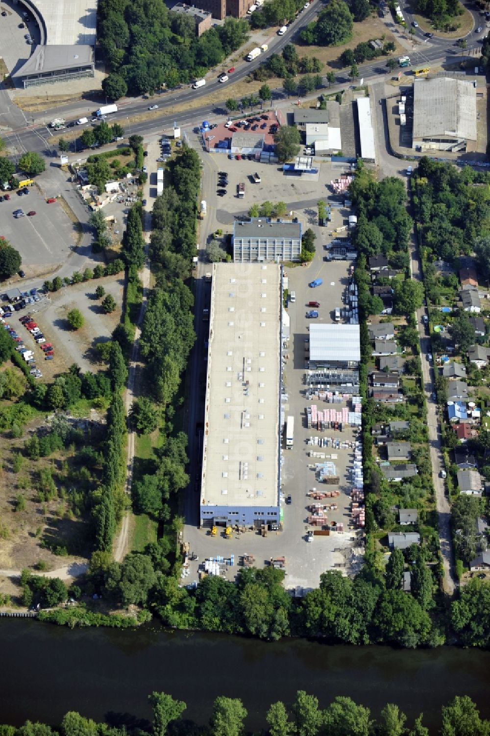 Berlin aus der Vogelperspektive: Werksgelände der Bäthge Baustoffe GmbH & Co. KG Am Juliusturm im Ortsteil Spandau in Berlin, Deutschland