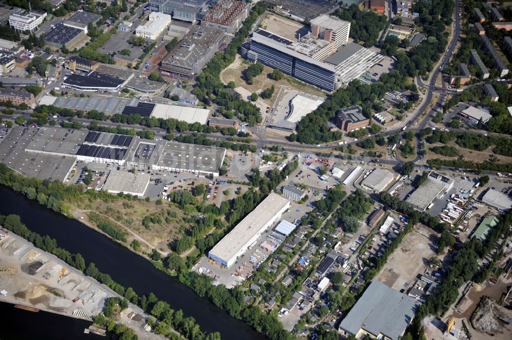 Luftbild Berlin - Werksgelände der Bäthge Baustoffe GmbH & Co. KG Am Juliusturm im Ortsteil Spandau in Berlin, Deutschland