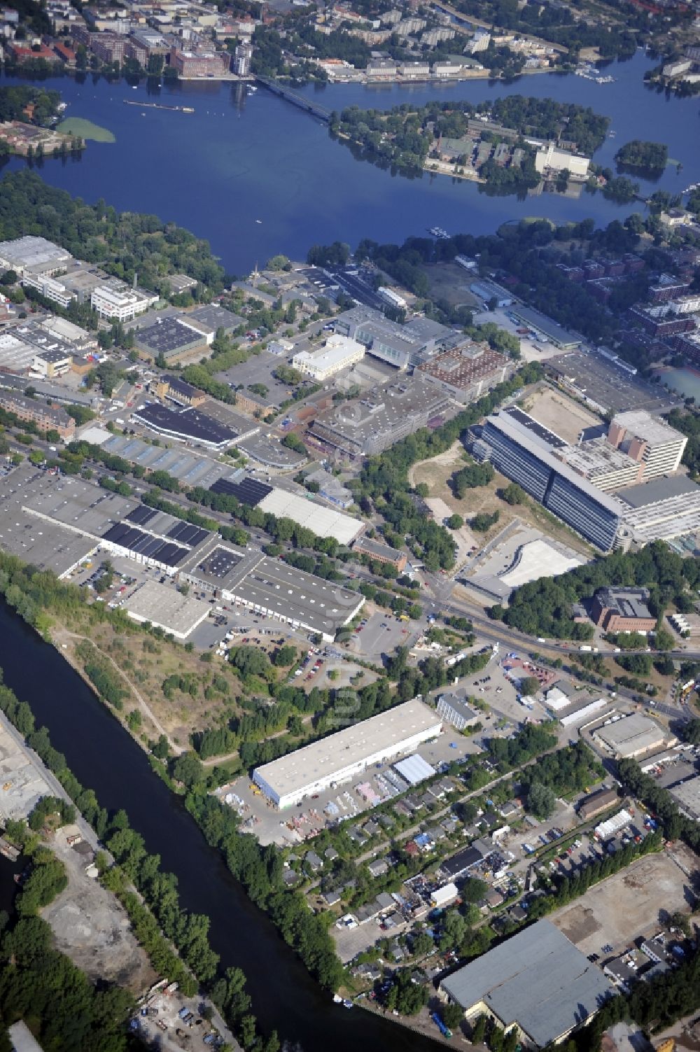 Luftaufnahme Berlin - Werksgelände der Bäthge Baustoffe GmbH & Co. KG Am Juliusturm im Ortsteil Spandau in Berlin, Deutschland