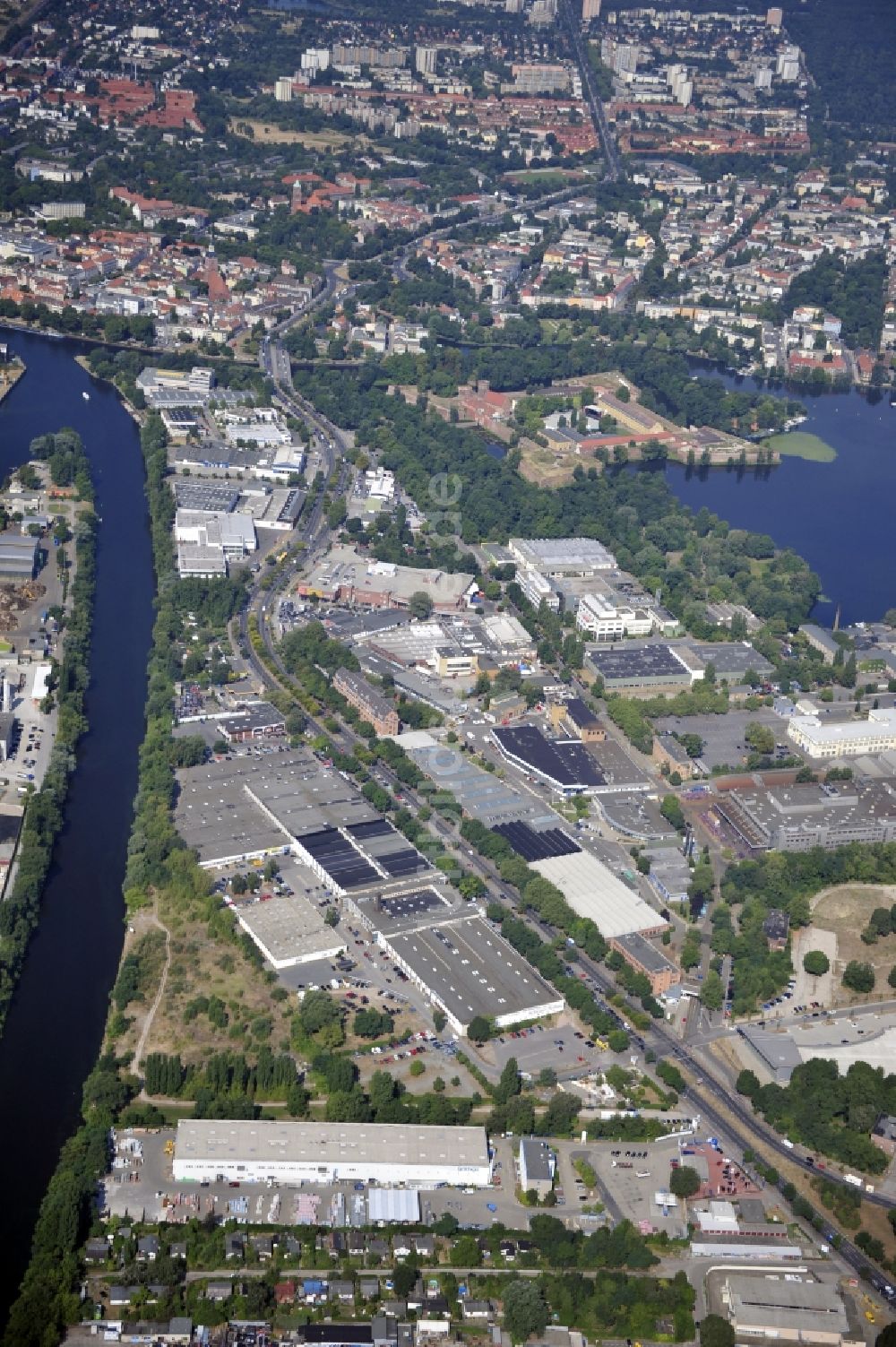 Berlin von oben - Werksgelände der Bäthge Baustoffe GmbH & Co. KG Am Juliusturm im Ortsteil Spandau in Berlin, Deutschland