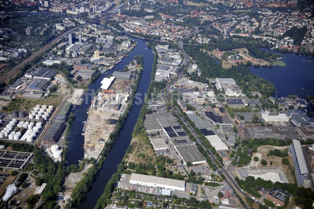 Berlin aus der Vogelperspektive: Werksgelände der Bäthge Baustoffe GmbH & Co. KG Am Juliusturm im Ortsteil Spandau in Berlin, Deutschland