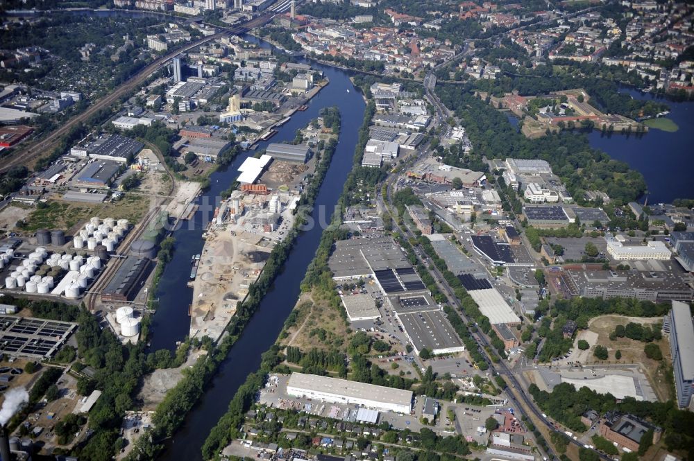 Luftbild Berlin - Werksgelände der Bäthge Baustoffe GmbH & Co. KG Am Juliusturm im Ortsteil Spandau in Berlin, Deutschland