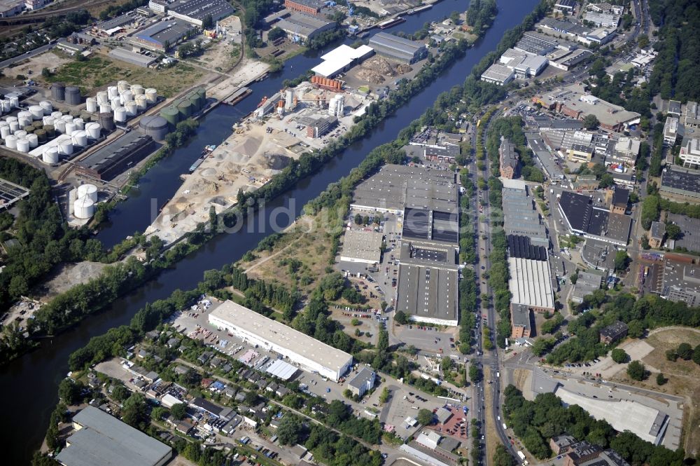 Luftaufnahme Berlin - Werksgelände der Bäthge Baustoffe GmbH & Co. KG Am Juliusturm im Ortsteil Spandau in Berlin, Deutschland