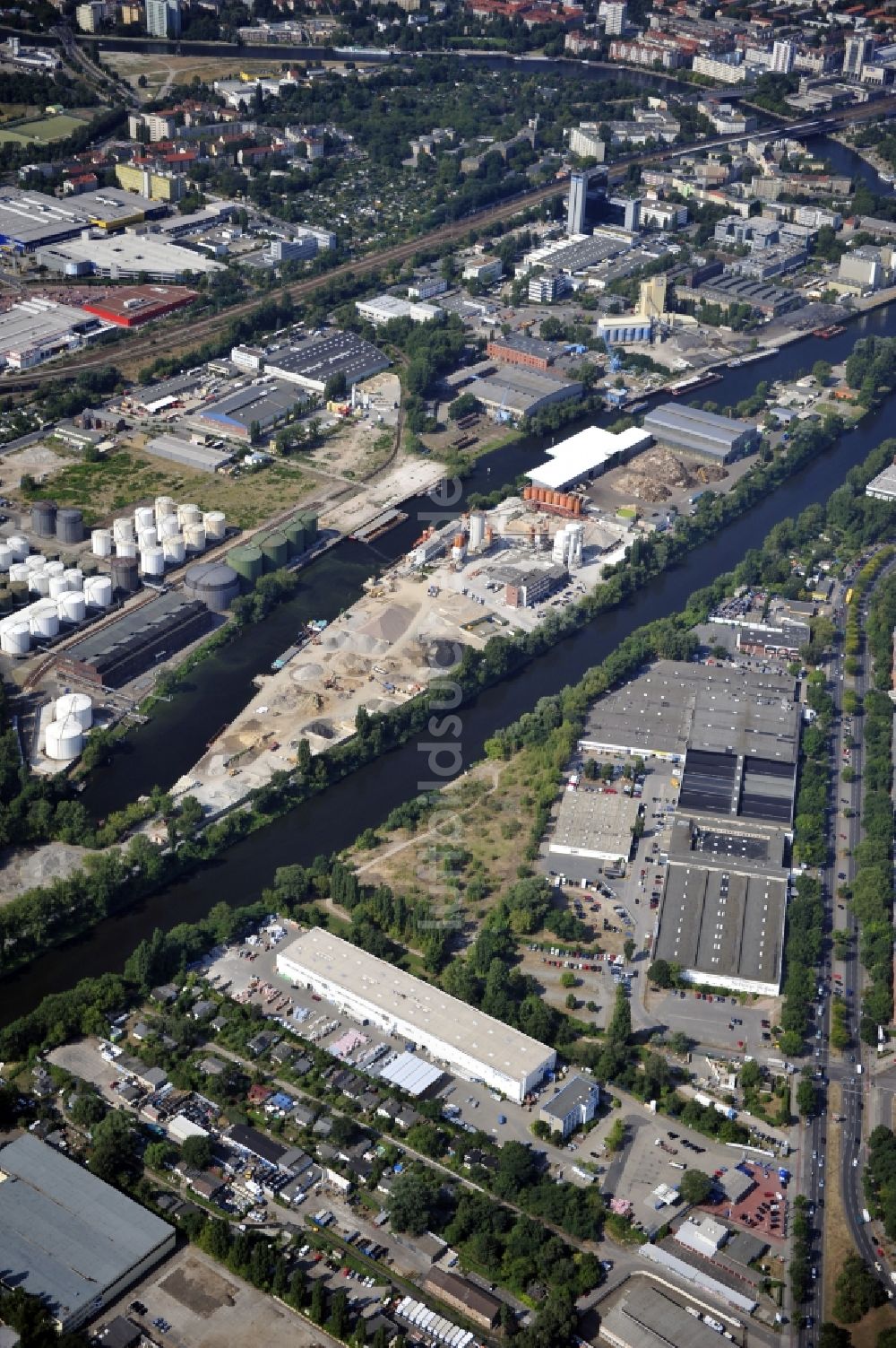 Berlin von oben - Werksgelände der Bäthge Baustoffe GmbH & Co. KG Am Juliusturm im Ortsteil Spandau in Berlin, Deutschland