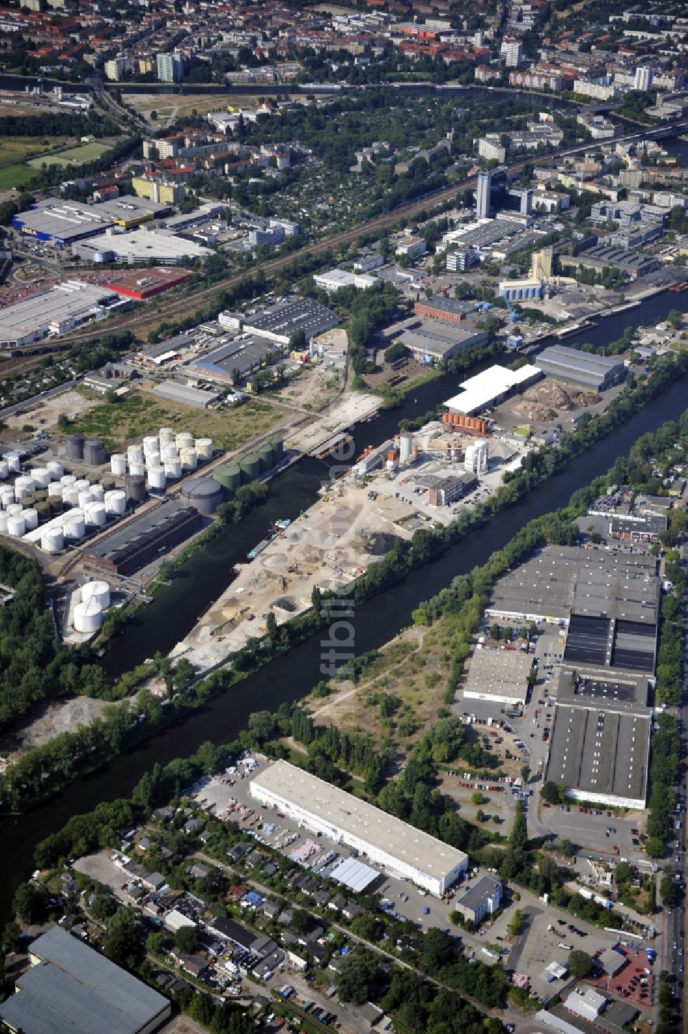 Berlin aus der Vogelperspektive: Werksgelände der Bäthge Baustoffe GmbH & Co. KG Am Juliusturm im Ortsteil Spandau in Berlin, Deutschland