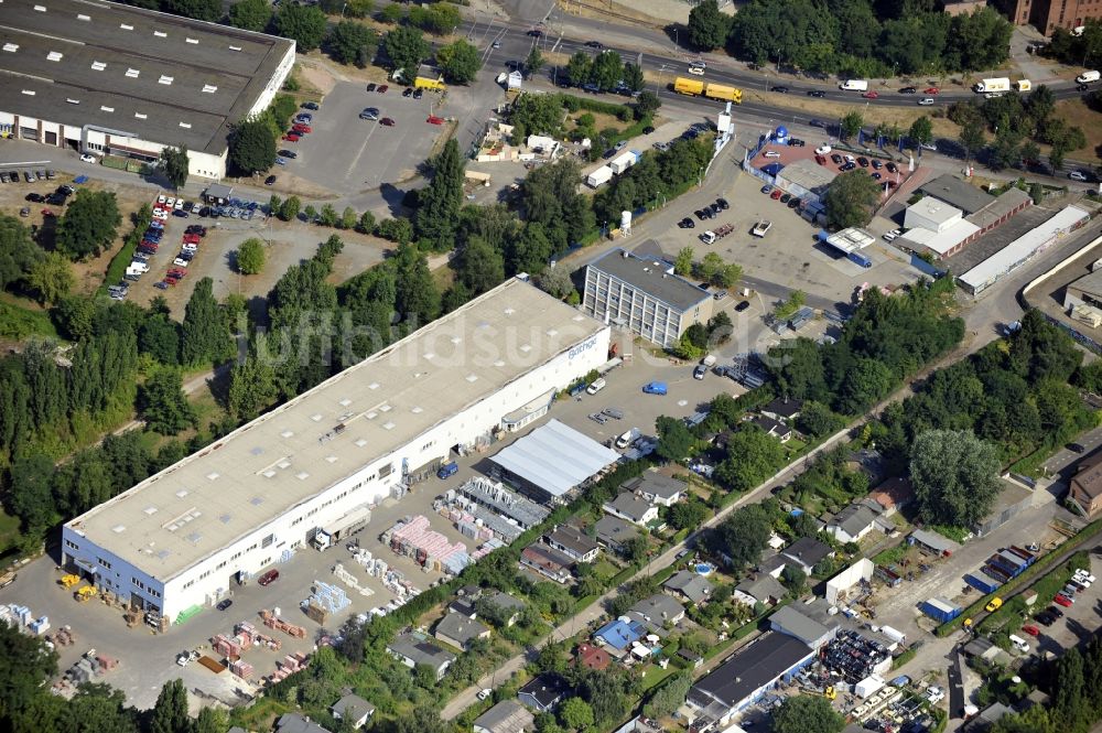 Luftaufnahme Berlin - Werksgelände der Bäthge Baustoffe GmbH & Co. KG Am Juliusturm im Ortsteil Spandau in Berlin, Deutschland