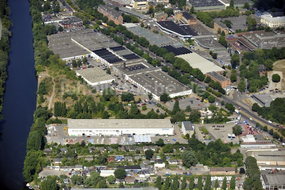 Berlin von oben - Werksgelände der Bäthge Baustoffe GmbH & Co. KG Am Juliusturm im Ortsteil Spandau in Berlin, Deutschland