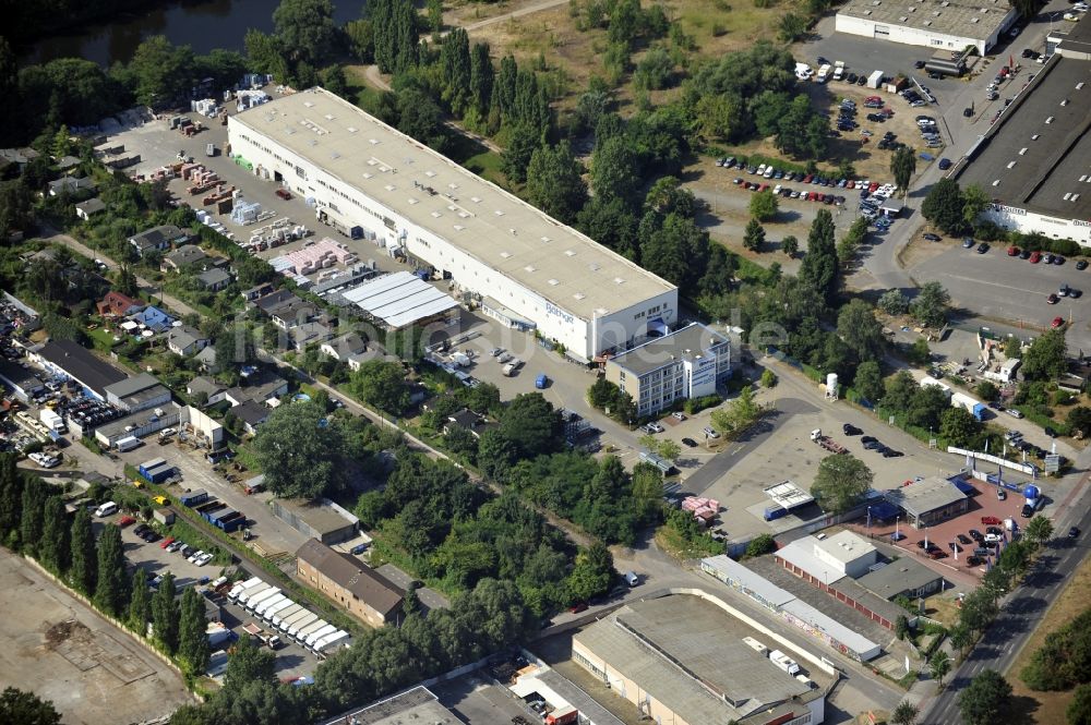 Berlin von oben - Werksgelände der Bäthge Baustoffe GmbH & Co. KG Am Juliusturm im Ortsteil Spandau in Berlin, Deutschland