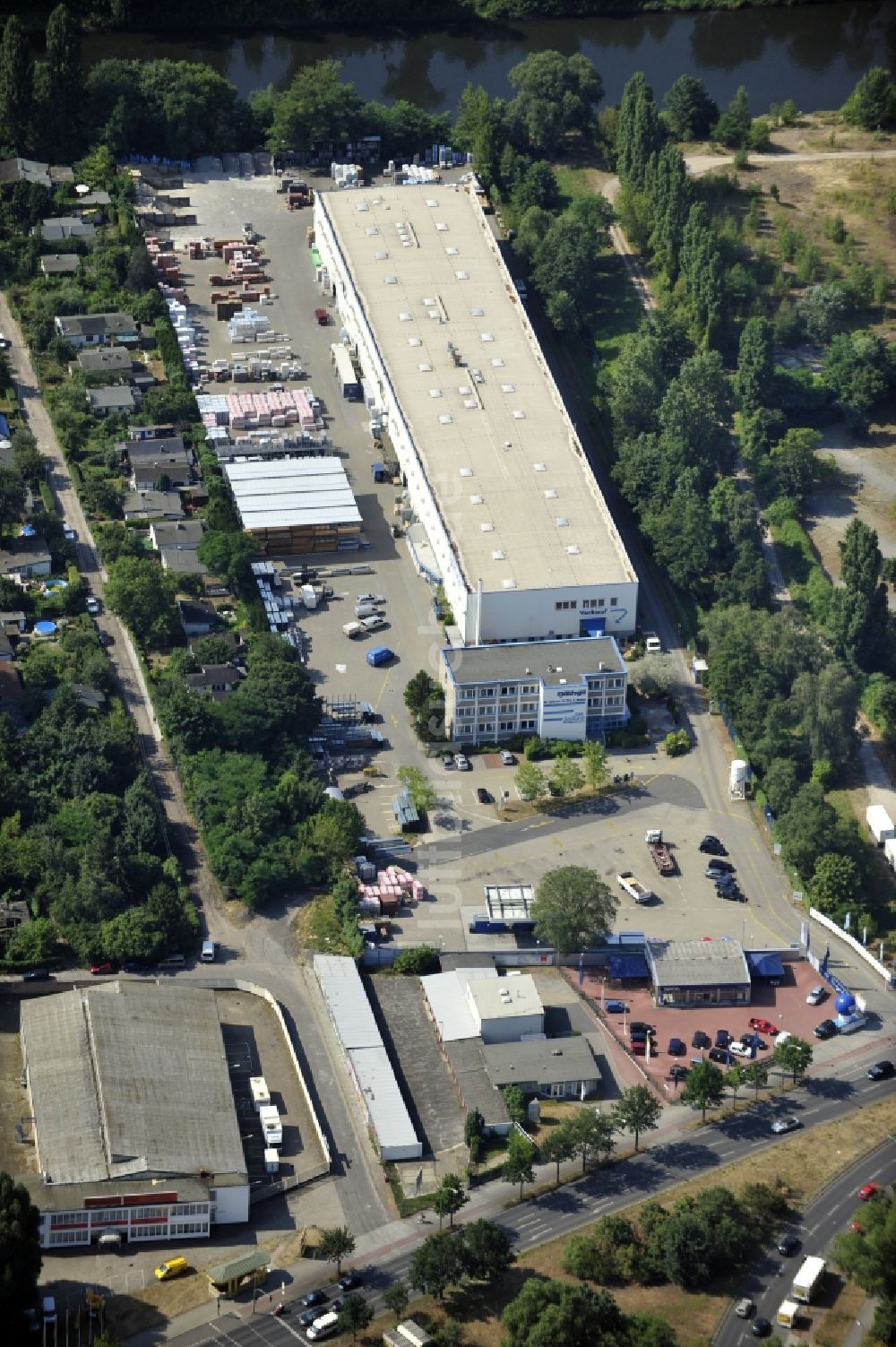 Luftbild Berlin - Werksgelände der Bäthge Baustoffe GmbH & Co. KG Am Juliusturm im Ortsteil Spandau in Berlin, Deutschland