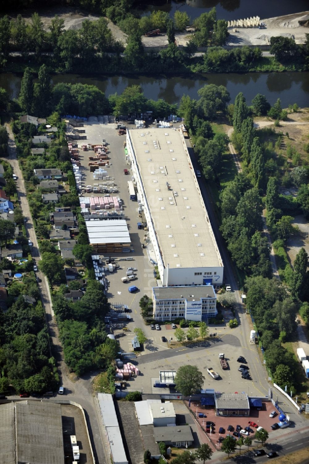 Luftaufnahme Berlin - Werksgelände der Bäthge Baustoffe GmbH & Co. KG Am Juliusturm im Ortsteil Spandau in Berlin, Deutschland