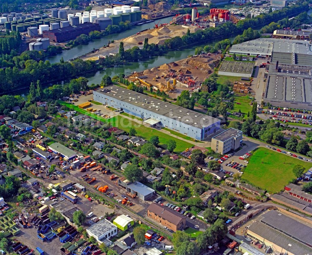 Luftaufnahme Berlin - Werksgelände der Bäthge Baustoffe GmbH & Co. KG Am Juliusturm im Ortsteil Spandau in Berlin, Deutschland