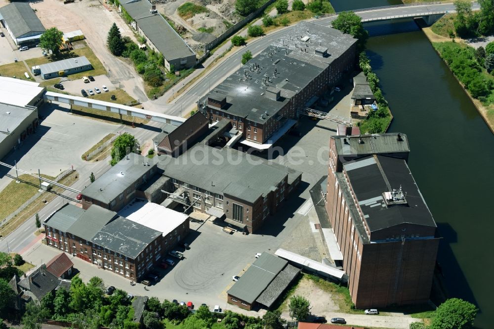 Burg aus der Vogelperspektive: Werksgelände der Burger Knäcke GmbH + Co. KG in Burg im Bundesland Sachsen-Anhalt, Deutschland