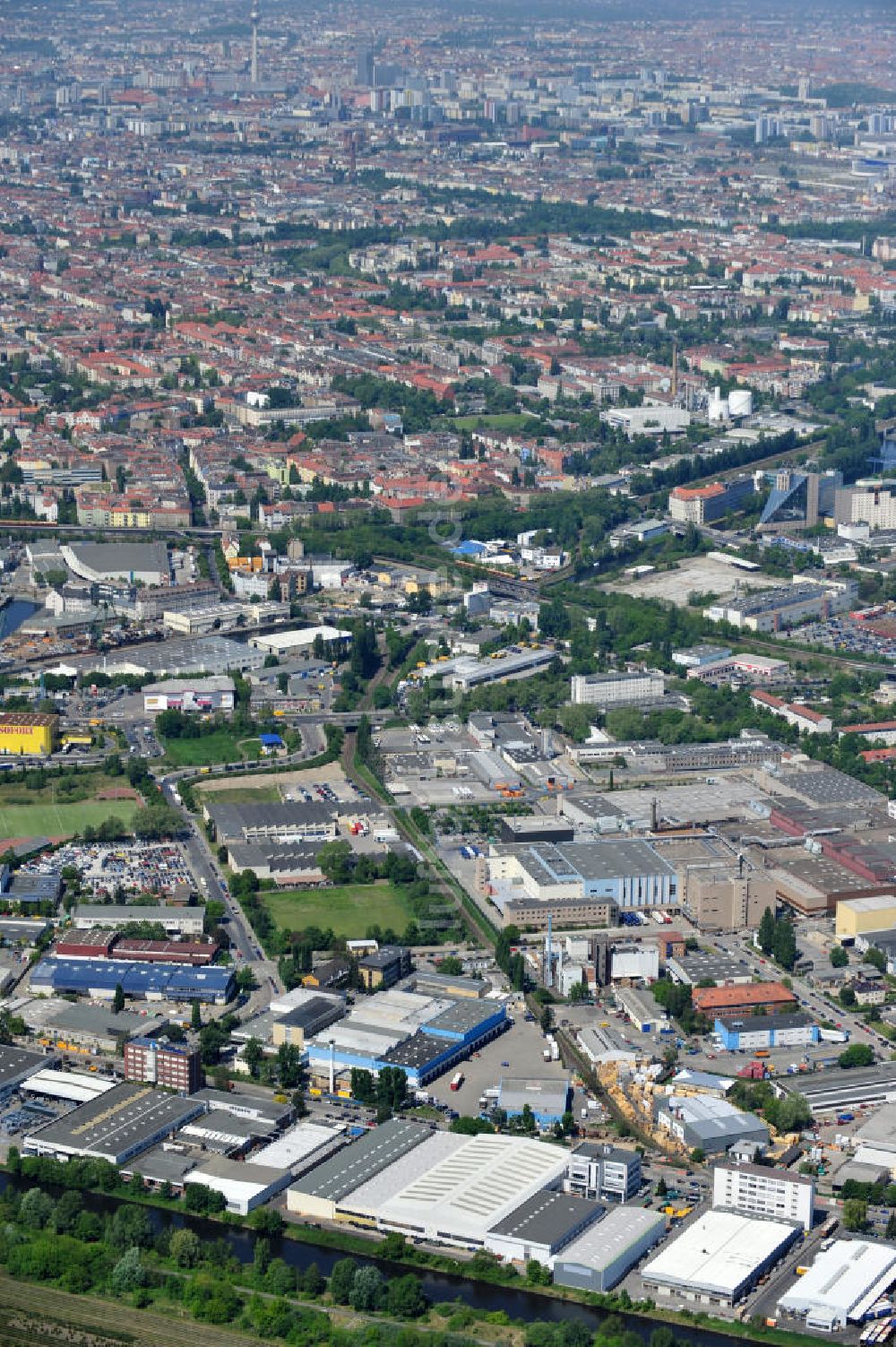 Berlin aus der Vogelperspektive: Werksgelände der Carl Spaeter GmbH an der Nobelstraße 33 in Berlin