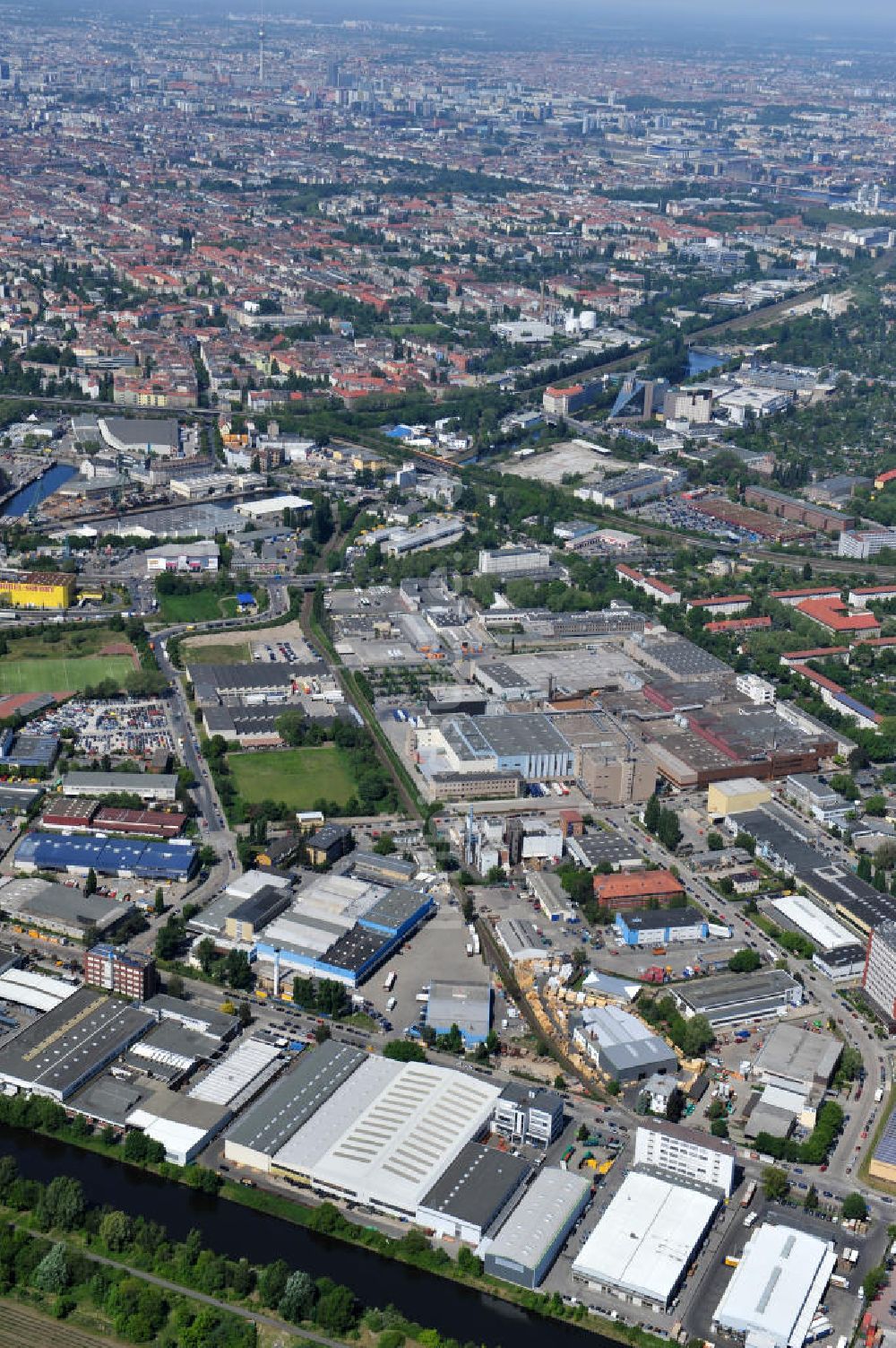 Berlin von oben - Werksgelände der Carl Spaeter GmbH an der Nobelstraße 33 in Berlin