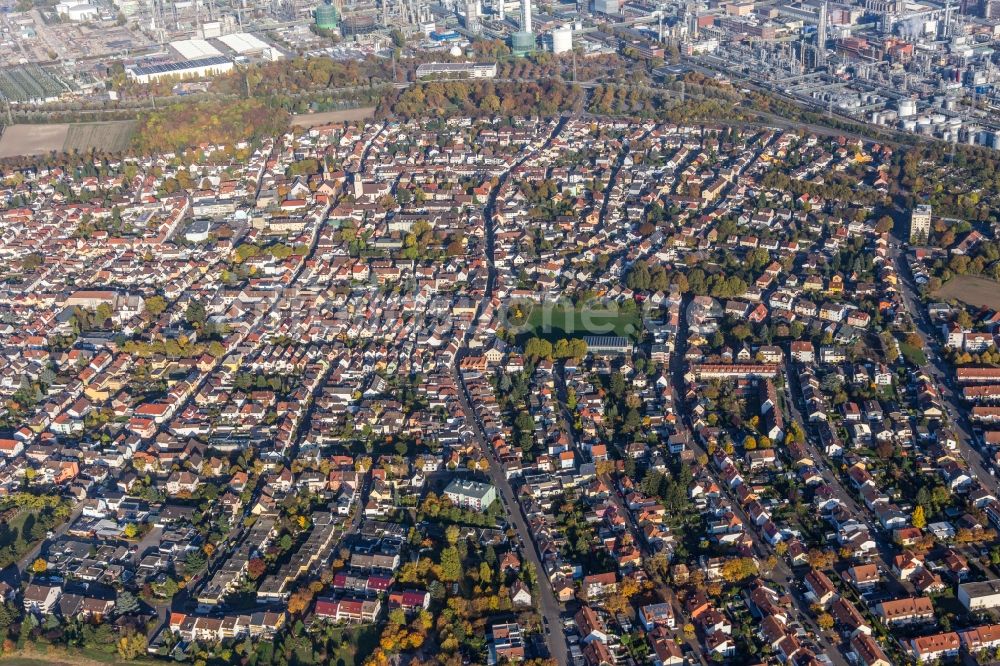 Luftbild Ludwigshafen am Rhein - Werksgelände des Chemieproduzenten BASF hinter dem Ortsteil Oppau in Ludwigshafen am Rhein im Bundesland Rheinland-Pfalz, Deutschland