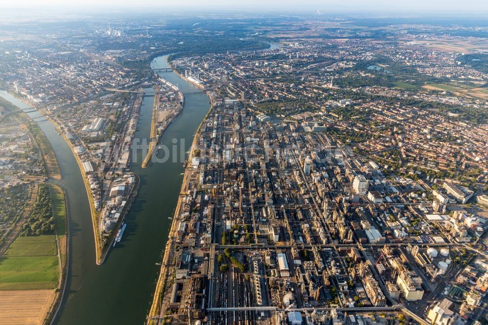 Ludwigshafen am Rhein aus der Vogelperspektive: Werksgelände des Chemieproduzenten BASF am Rhein in Ludwigshafen am Rhein im Bundesland Rheinland-Pfalz, Deutschland