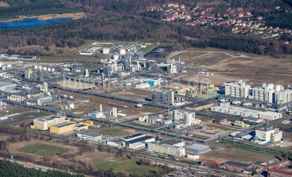 Luftaufnahme Schwarzheide - Werksgelände des Chemieproduzenten BASF Schwarzheide GmbH in Schwarzheide im Bundesland Brandenburg, Deutschland