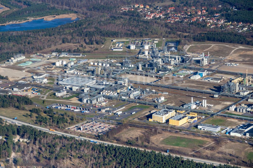 Schwarzheide aus der Vogelperspektive: Werksgelände des Chemieproduzenten BASF Schwarzheide GmbH in Schwarzheide im Bundesland Brandenburg, Deutschland