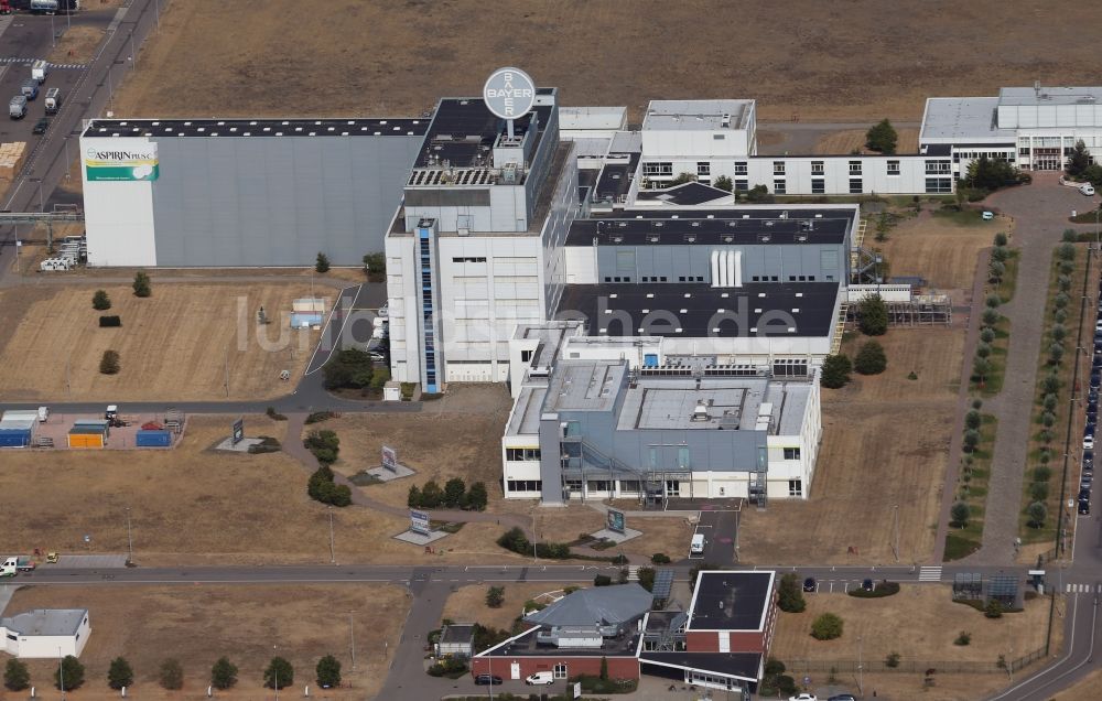 Bitterfeld-Wolfen von oben - Werksgelände des Chemieproduzenten der Bayer Bitterfeld GmbH im Chemiepark im Ortsteil Greppin in Bitterfeld-Wolfen im Bundesland Sachsen-Anhalt