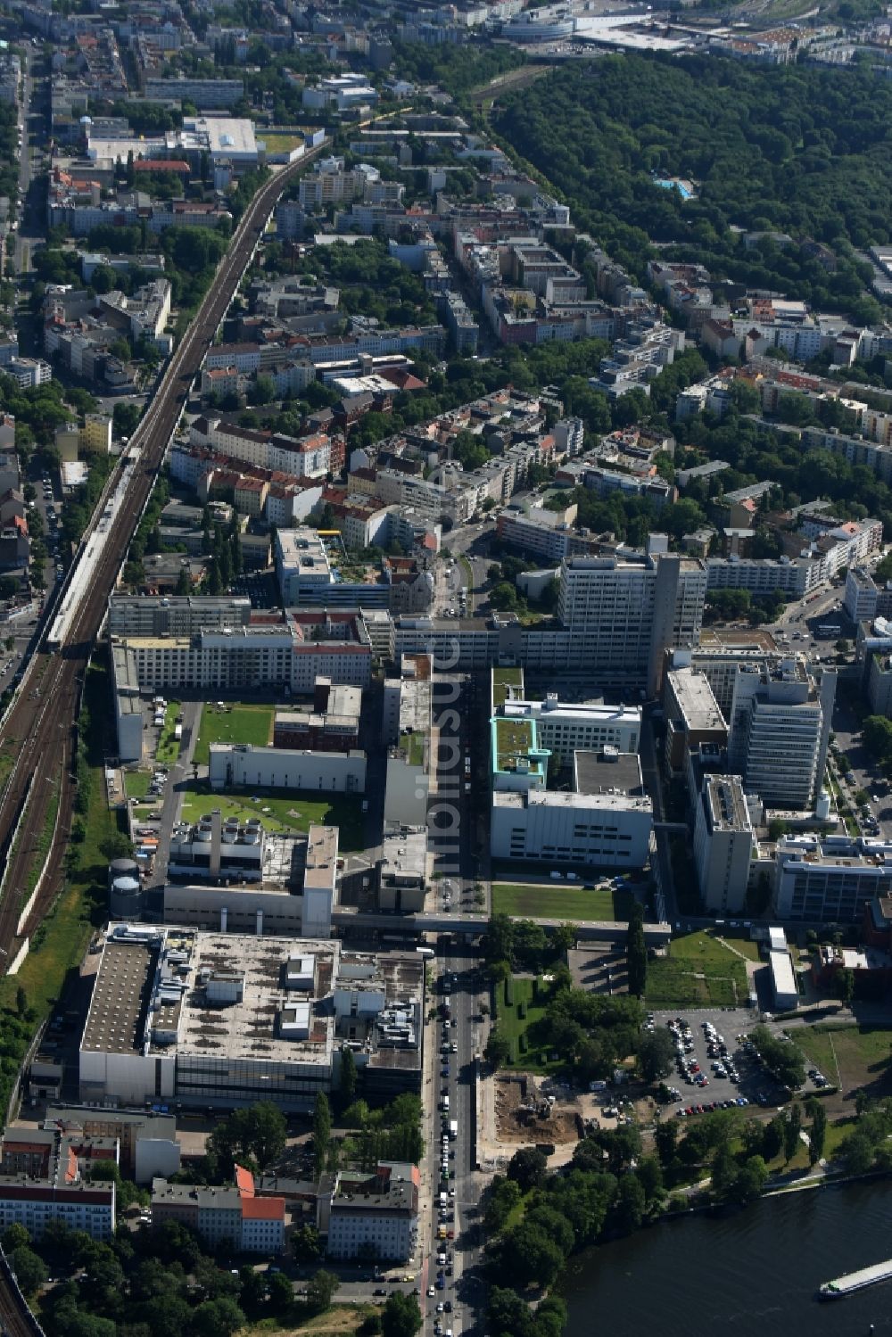 Berlin aus der Vogelperspektive: Werksgelände des Chemieproduzenten der Bayer Pharma AG im Wedding in Berlin, Deutschland