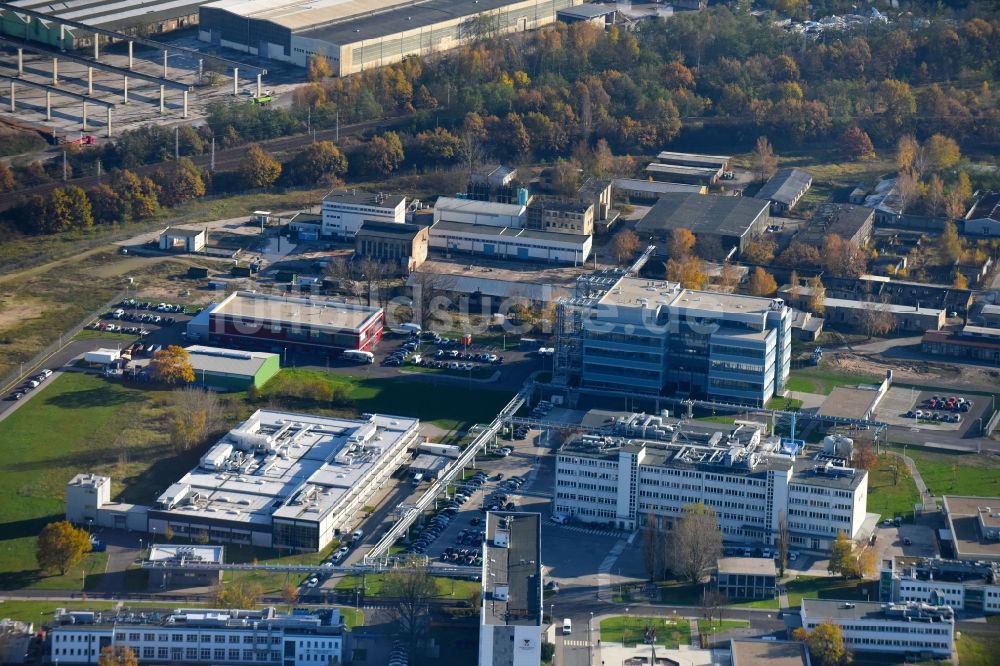 Luftaufnahme Berlin - Werksgelände des Chemieproduzenten Berlin Chemie AG im Ortsteil Adlershof in Berlin, Deutschland