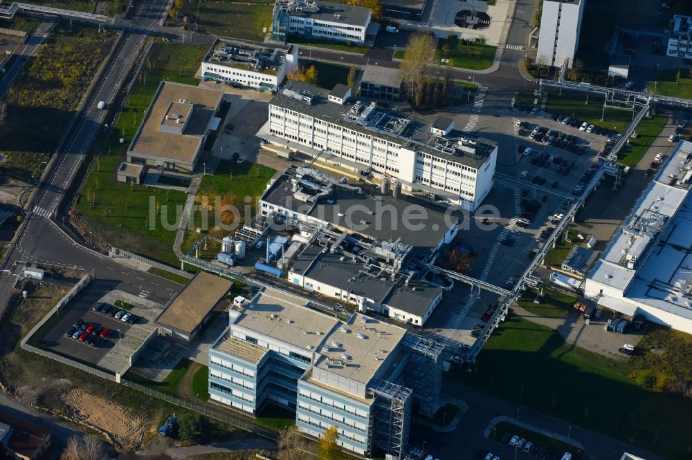 Luftaufnahme Berlin - Werksgelände des Chemieproduzenten Berlin Chemie AG im Ortsteil Adlershof in Berlin, Deutschland