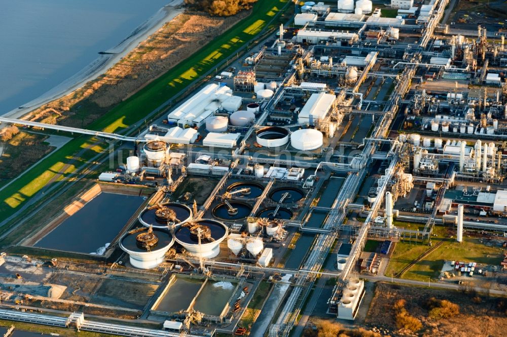 Stade von oben - Werksgelände des Chemieproduzenten Dow Deutschland Anlagengesellschaft mbH in Stade im Bundesland Niedersachsen, Deutschland