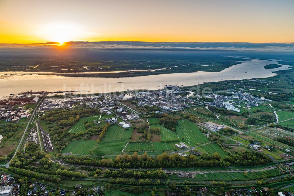 Stade aus der Vogelperspektive: Werksgelände des Chemieproduzenten Dow Deutschland Anlagengesellschaft mbH,Olin,Dupont,im Sonnenaufgang in Stade im Bundesland Niedersachsen, Deutschland